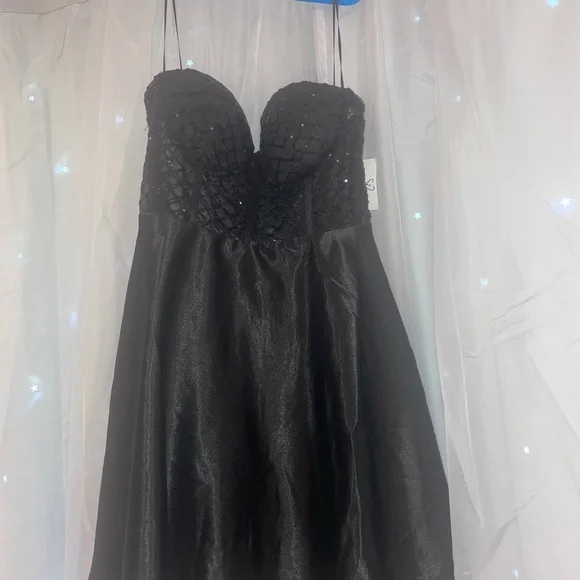 Little black dress. Strapless. Brand new never worn from Windsor - Picture 4 of 5